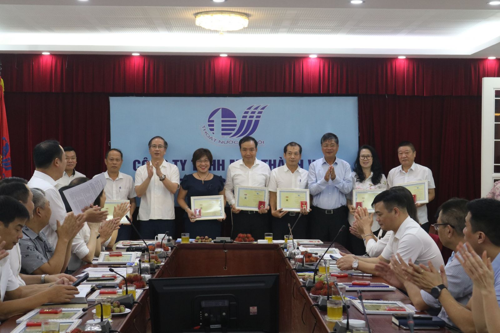 2865/VWSA trao tặng kỷ niệm chương cho 27 cán bộ Công ty TNHH MTV Thoát nước Hà Nội (HSDC)