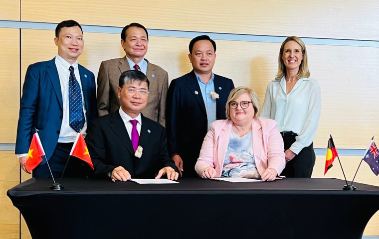 Chủ tịch VWSA Nguyễn Ngọc Điệp (trái) và Chủ tịch AWA Louise Dudley ký biên bản ghi nhớ về hợp tác giai đoạn 2022-2024 tại Brisbane, Australia. Ảnh: Kim Chi