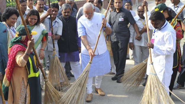 Thủ tướng Narendra Modi (giữa) ra đường quét rác ở thủ đô New Delhi ngày 2-10 - Ảnh: Reuters
