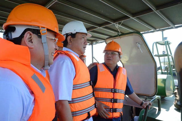 Bí thư Đinh La Thăng trao đổi cùng Phó Bí thư Thành ủy TPHCM Tất Thành Cang (bên phải) khi thị sát hồ Dầu Tiếng