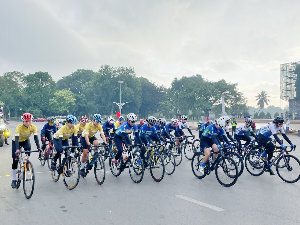 2892/Sôi nổi giải đua xe đạp quanh hồ Vị Xuyên chào mừng đại hội Chi hội Cấp Thoát nước miền Bắc lần thứ XXI