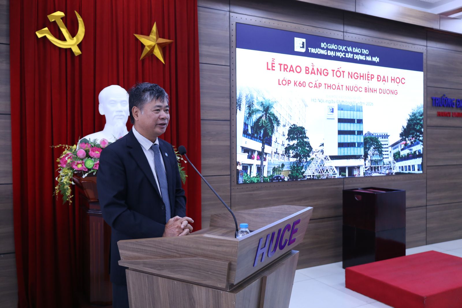 Tổ chức Lễ trao bằng Tốt nghiệp cho lớp K60 Cấp thoát nước Bình Dương tại trường Đại học Xây dựng Hà Nội  - Ảnh 2.