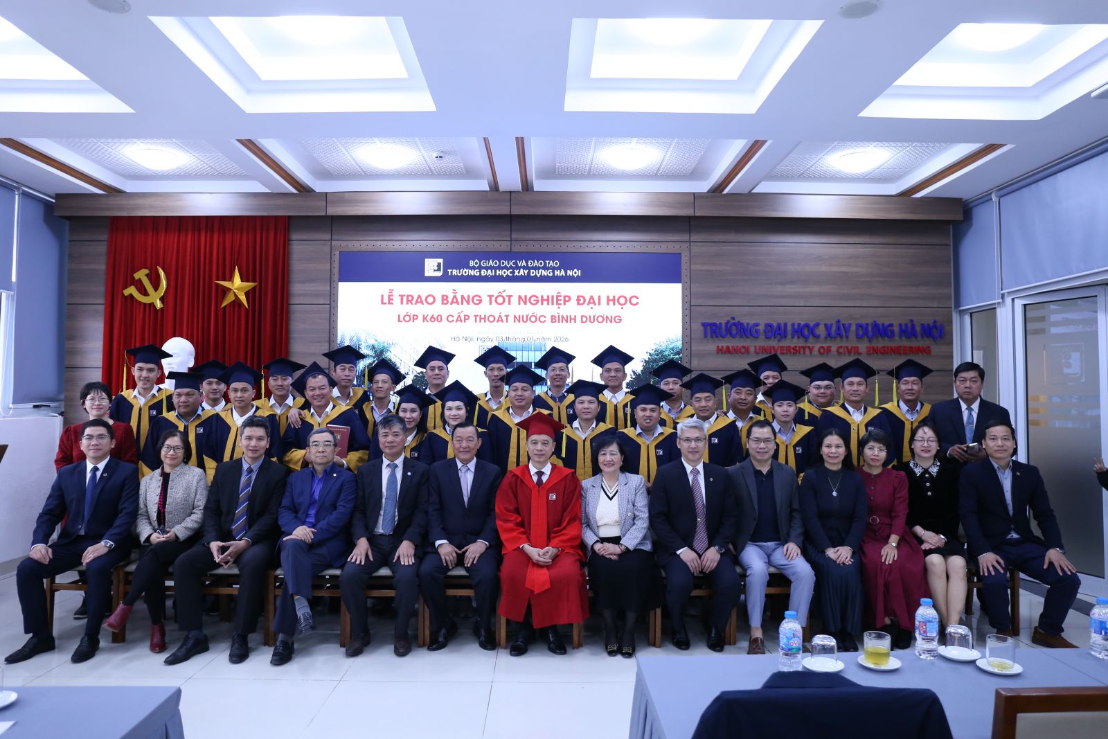 Các sinh viên chụp ảnh lưu niệm với giảng viên, lãnh đạo doanh nghiệp cùng lãnh đạo VWSA tại buổi lễ.