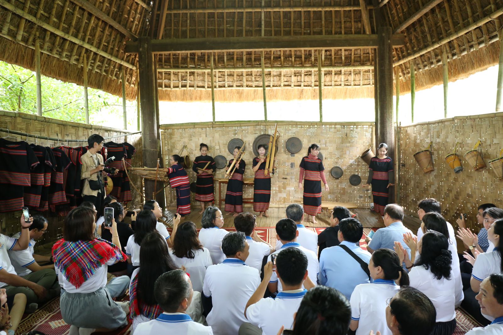 3288/Hơn 100 du khách tham quan thực tế trong khuôn khổ Vietnam Water Week 2026