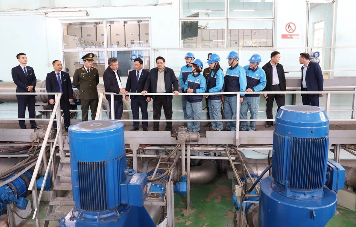 Thủ tướng Phạm Minh Chính chúc Tết cán bộ, công nhân viên tại Nhà máy nước sạch Yên Phụ