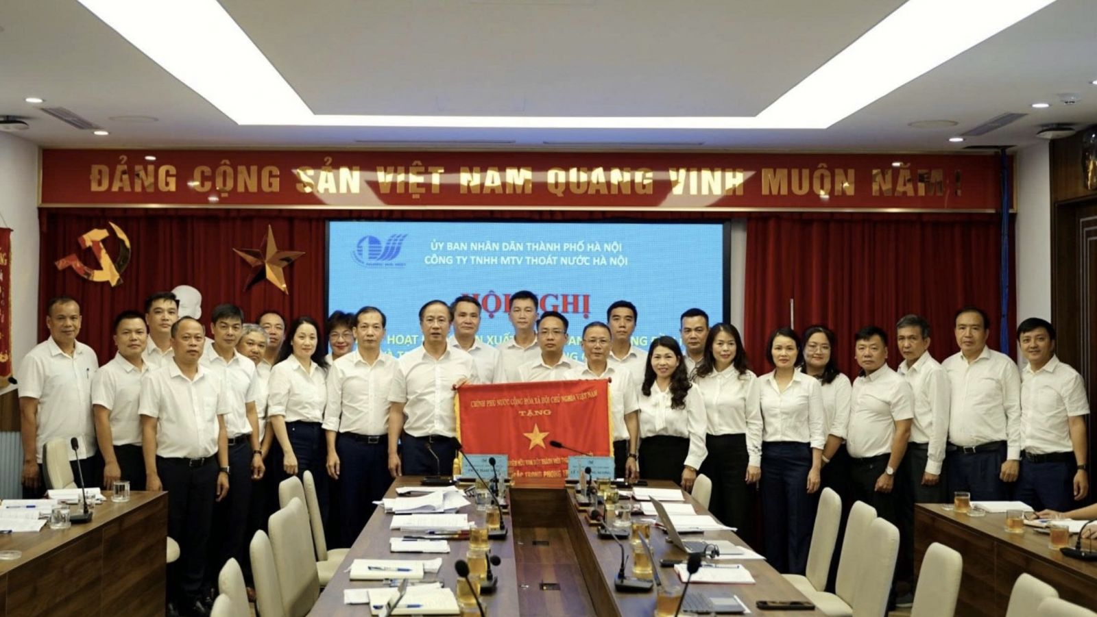 Thoát nước Hà Nội vinh dự đón nhận Cờ thi đua của Chính phủ
