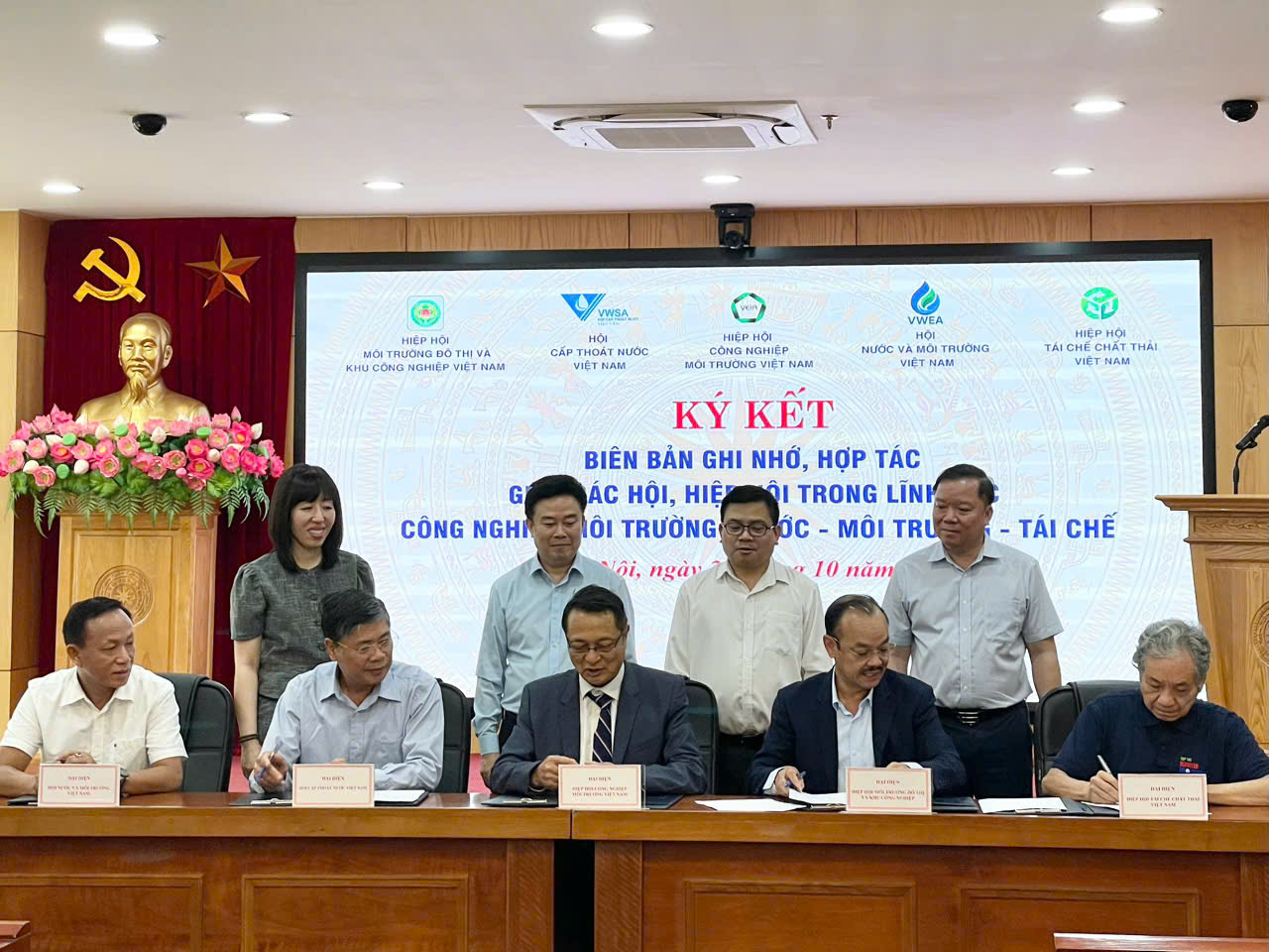 Thứ trưởng Trương Thanh Hoài nhấn mạnh: “Việc ký kết Biên bản ghi nhớ hợp tác giữa 5 Hội là bước đi cần thiết trong việc cụ thể hóa Chương trình phát triển ngành công nghiệp môi trường Việt Nam giai đoạn 2025–2030. Thứ trưởng Trương Thanh Hoài nhấn mạnh: “Việc ký kết Biên bản ghi nhớ hợp tác giữa 5 Hội là bước đi cần thiết trong việc cụ thể hóa Chương trình phát triển ngành công nghiệp môi trường Việt Nam giai đoạn 2025–2030.