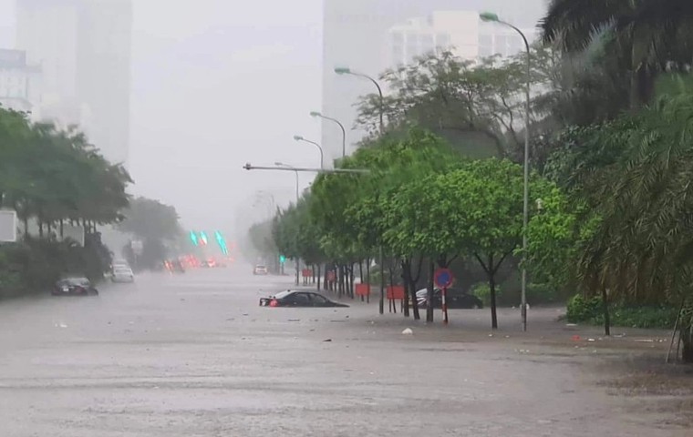 2456/Hà Nội: Lượng mưa 2 tiếng bằng trung bình cả tháng