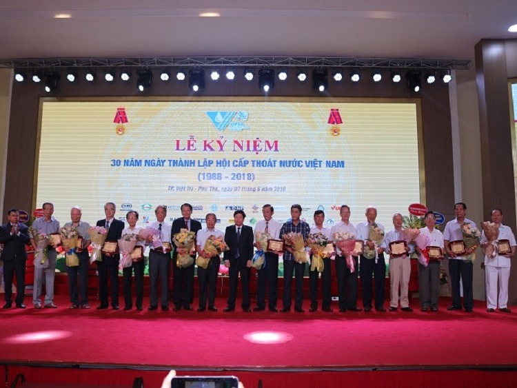 1192/Tri ân các lão thành có nhiều đóng góp đối với ngành và Hội Cấp thoát nước Việt Nam