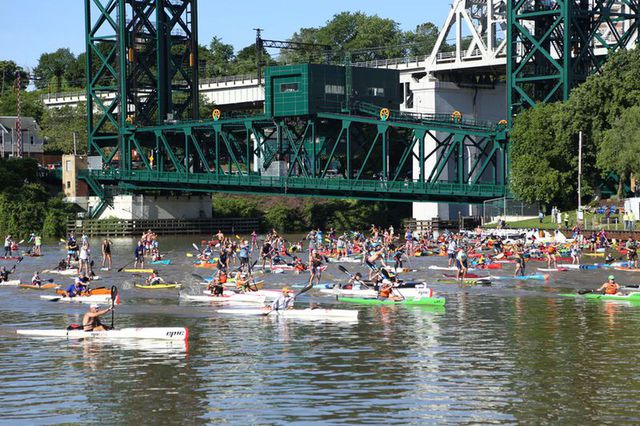 2570/Sông cháy Cuyahoga thành nơi đua thuyền mừng nước sạch