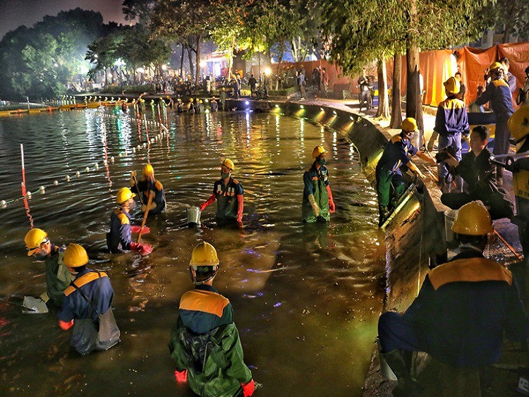 1025/Hàng trăm công nhân tham gia nạo vét lòng hồ Gươm