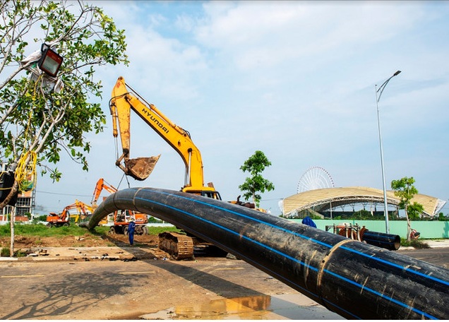 1702/Đà Nẵng lần đầu tiên kéo thành công đường ống nước D900 qua sông Hàn