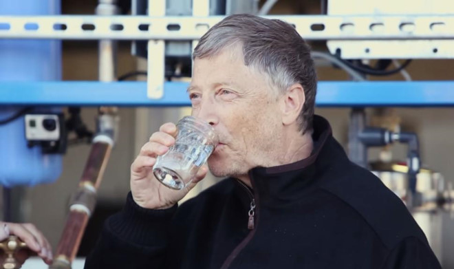 262/Bill Gates uống nước tái chế từ chất thải