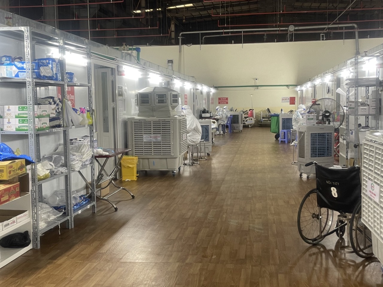 2356/Công ty Nhựa Tiền Phong trao tặng máy lọc không khí và vật tư y tế cho Bệnh viện Bạch Mai