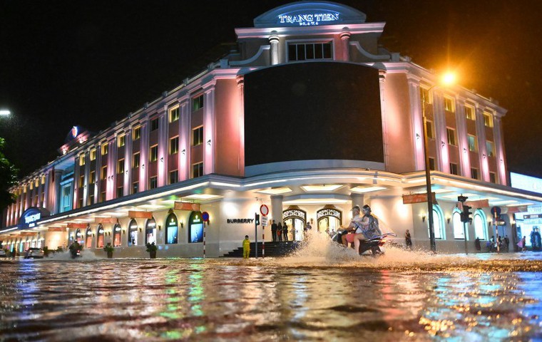 2499/Nhiều tuyến phố thành sông sau mưa lớn, dân Hà Nội loay hoay tìm đường về nhà