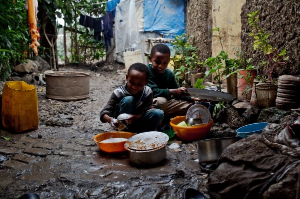 765/Chùm ảnh : Xót lòng cảnh ‘đói‘ nước ở khu ổ chuột