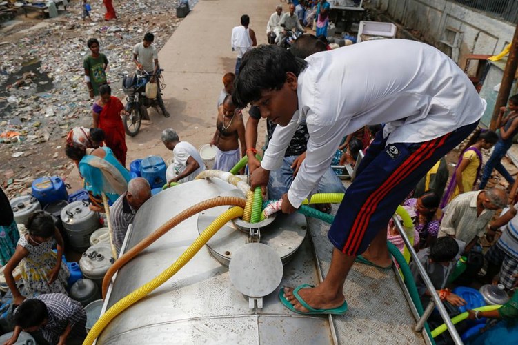 762/Dân nghèo Ấn Độ vật lộn với cuộc sống thiếu nước sạch