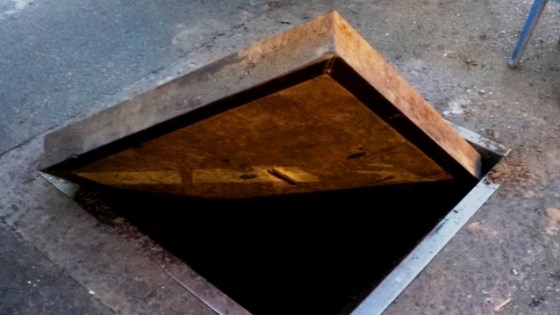 277/Hố ga giữa đường phát nổ lớn, nắp đậy nặng hàng chục kg bật tung