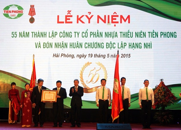 332/Nhựa Thiếu niên Tiền Phong đón nhận Huân chương Độc lập hạng Nhì