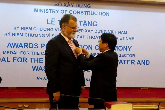 190/Ông Hanns Bernd Kuchta nhận Kỷ niệm chương Vì Sự nghiệp Xây dựng và Sự nghiệp Cấp thoát nước Việt Nam