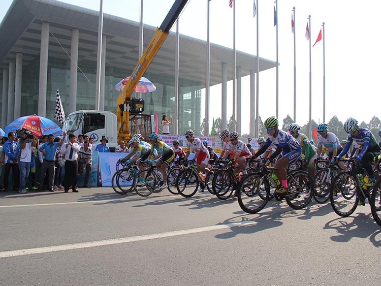 1101/Khởi tranh giải đua xe đạp nữ quốc tế Bình Dương mở rộng - Cúp BIWASE 2018