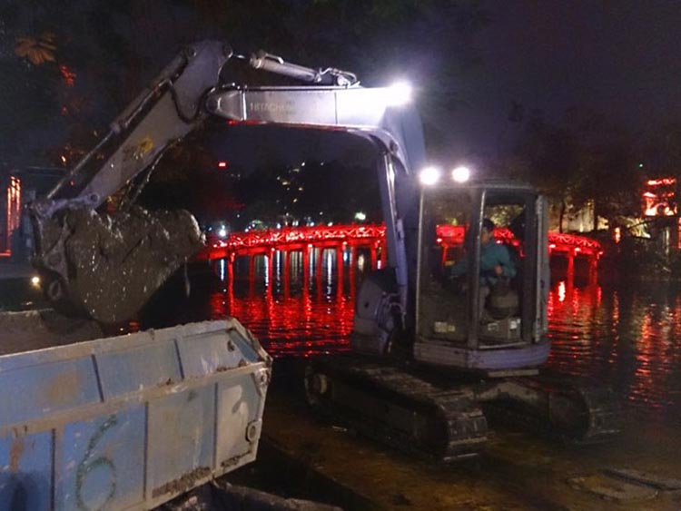 1077/Hoàn thành Dự án nạo vét hồ Hoàn Kiếm: Giữ mãi màu xanh