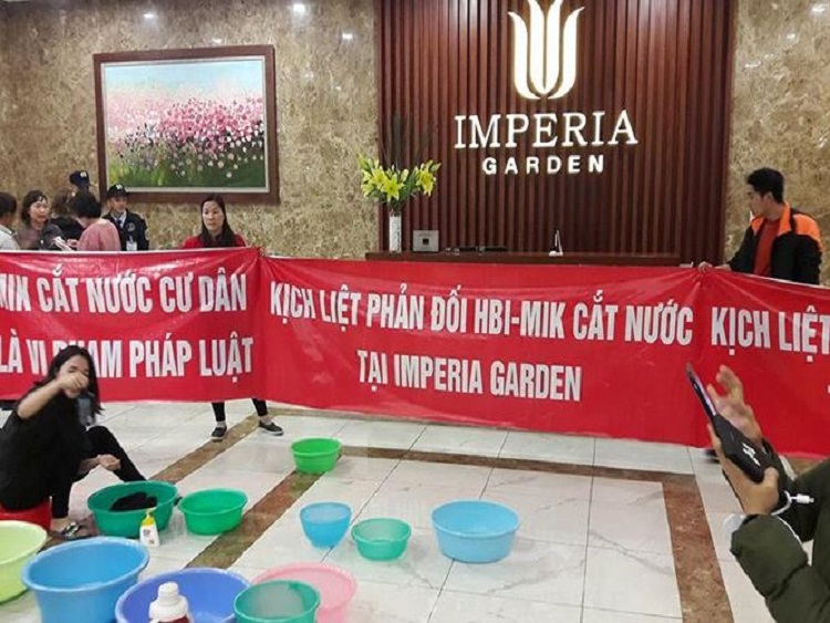 1090/Dân chung cư mang xô chậu xuống sảnh gội đầu phản đối cắt nước đầu năm