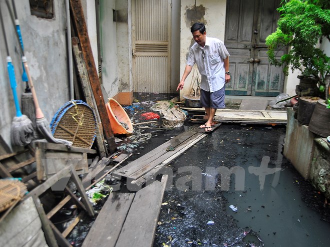 316/Hà Nội: Khu dân cư hơn một năm ngập chìm trong nước cống