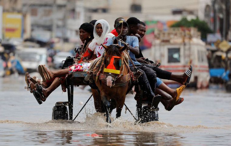 2578/Thủ đô Dakar của Senegal lụt lội sau mưa lớn